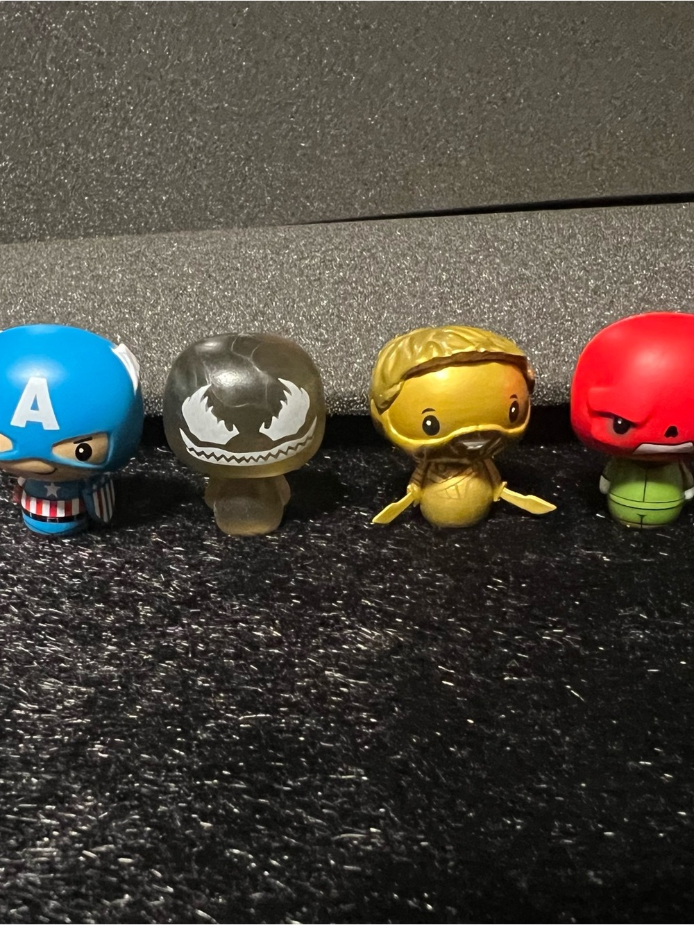 Marvel Mini Figures Venom, Capt America, Gold Thor, Red Skull